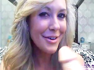 La bionda calda Brandi ama giocare con le sue tette grandi
