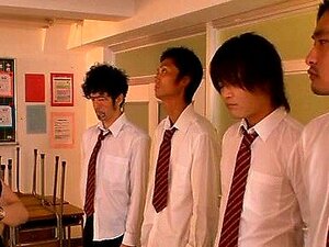 Mooie oosterse lerares geeft een rukbeurt en rijdt op een lul