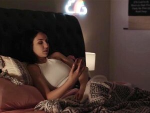 Dicke MILF Alexis Fawx reibt ihre süßen, nassen Muschi