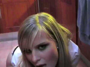 Schau zu, wie Marry Queen in diesem Amateur-Strip-Tease langsam ihr