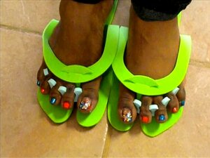 Huppu Poikasen Oranssi Ja Siniset Varpaankynnet