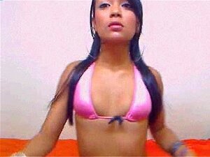 Kuumalla camgirlilla on seksikkäät pienet tissit -