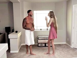 Naomi Blue viene punita dai suoi genitori acquisiti