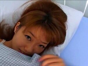 Une mignonne japonaise se réveille et donne une branlette chaude non
