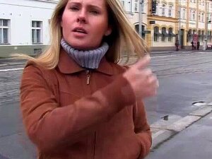 Behaarte Fotze einer sexy Euro-Schlampe wird in der Öffentlichkeit