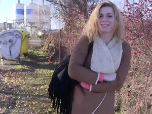 Verführerische blonde Amateurin aus Tschechien treibt es draußen