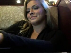 Heiße blonde Öffentlichkeit blitzt in einer Bar