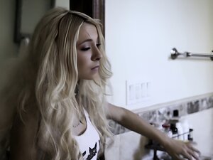 Zierliche Stieftochter wird so hart von einem schlechten Stiefvater