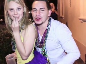 Hardcore-Sex-Action mit Party-Damen. Eine sehr hübsche und geile